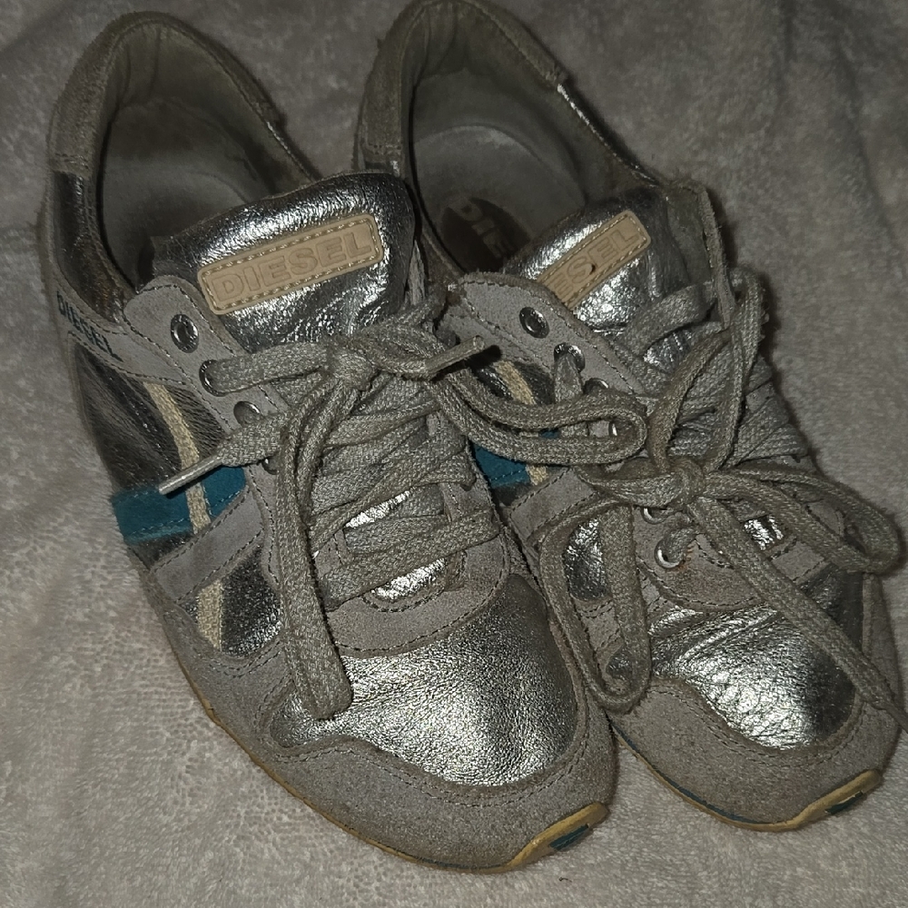 Diesel Women's Silver and Blue Sneakers